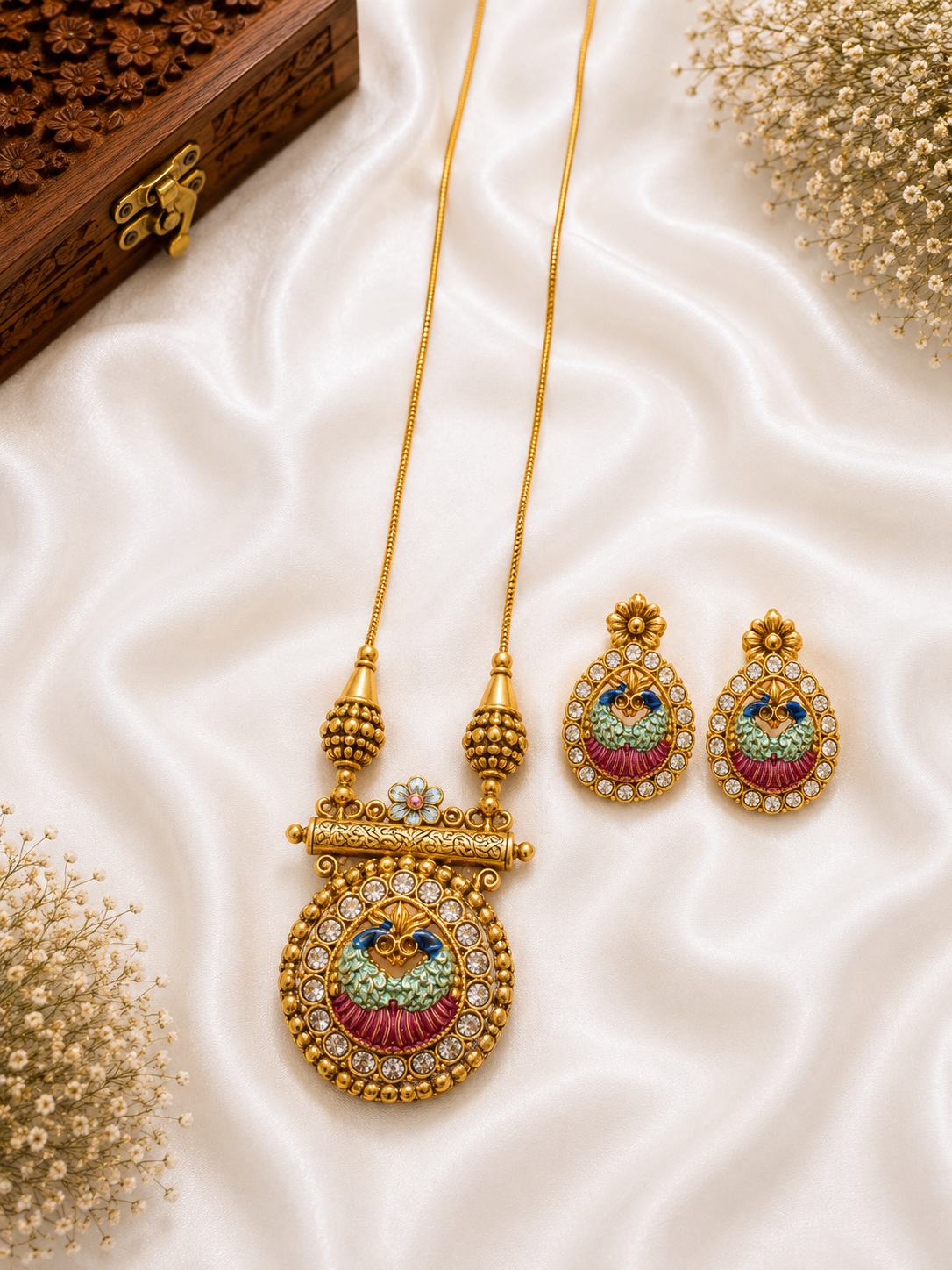 Emerald Antique Long Pendant Necklace Set